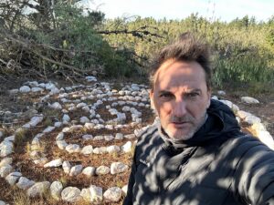 Daniel Fuenzalida Instagram - Hace mucho tiempo que no visitaba  a mis amigos Dante Quarzo y Laly en Quintay , una tarde tranquila , amena , y de linda conversación , personas de verdad , se los recomiendo vengan a sus terapias , les dejo el cel de Dante pidan hora para reservar al  56 9 9051 2526