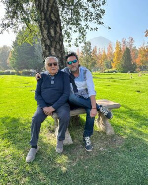 Daniel Fuenzalida Instagram - Gracias mamá por estos 52 años , si es verdad!!! te fuiste hace 3 pero me sigues acompañando y guiando de tal forma que todo salga como quieres que salga, yo sé que andas conmigo todos los días pero el ambiente externo se encarga que días como hoy sean más difíciles , este año en particular porque tendré que ir solo al cementerio y ya no con el papá, hace un año cuando fuimos en esta fecha sentados en una banca me dijo , cuando estaré yo ahí ? Queda poco y a los meses te fue a acompañar , en este día solo agradecer mamá por tu lucha y tu guía que hasta el día hoy me das con diferentes señales , te amo y feliz día esta vez solo mirando al cielo , te amo 🖤