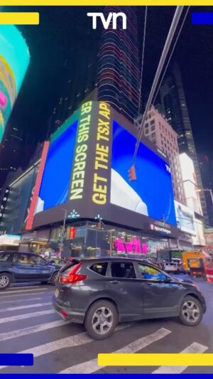Daniel Fuenzalida Instagram - 🧍🕳️#AhoraCaigoEnTVN | ¡Desde Chile para el mundo! 😱 El exitoso programa de TVN “¡Ahora Caigo!”, conducido por Daniel Fuenzalida (@exhuevo), llegó hasta las famosas pantallas de Times Square en Nueva York.✨ Recuerda que puedes ver los capítulos de lunes a viernes, a las 19:30 horas, y en horario prime los días viernes y domingo, después de #24Central. 📺