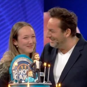 Daniel Fuenzalida Instagram - ❤️ Ayer fue un día lleno de momentos increíbles, pero uno en particular me tomó por sorpresa y dejó una impresión imborrable en mi corazón. Ver a mi hija entrar al estudio de “Ahora Caigo” en TVN fue una experiencia que no puedo describir con palabras. Era ella, pero parecía estar rodeada por la luz de las velas, como si mis padres estuvieran acompañándola desde el más allá. Sentí su presencia de una manera tan intensa que todo se volvió mágico en ese instante. Nos miramos y nuestras emociones hablaron por sí solas, porque ambos sabíamos lo que estábamos sintiendo en ese momento. Es un recuerdo que atesoraré para toda la vida. Quiero agradecer profundamente a mi hija @ignafuenzalida, al equipo de ‘Ahora Caigo’ y a TVN por brindarnos ese hermoso momento. Son los pequeños detalles los que realmente construyen la vida. ¡Gracias!