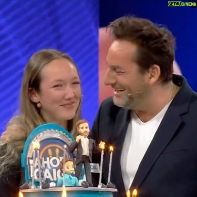 Daniel Fuenzalida - 28.3K Likes - ❤️ Ayer fue un día lleno de momentos increíbles, pero uno en particular me tomó por sorpresa y dejó una impresión imborrable en mi corazón. Ver a mi hija entrar al estudio de “Ahora Caigo” en TVN fue una experiencia que no puedo describir con palabras. Era ella, pero parecía estar rodeada por la luz de las velas, como si mis padres estuvieran acompañándola desde el más allá. Sentí su presencia de una manera tan intensa que todo se volvió mágico en ese instante. Nos miramos y nuestras emociones hablaron por sí solas, porque ambos sabíamos lo que estábamos sintiendo en ese momento. Es un recuerdo que atesoraré para toda la vida. Quiero agradecer profundamente a mi hija @ignafuenzalida, al equipo de ‘Ahora Caigo’ y a TVN por brindarnos ese hermoso momento. Son los pequeños detalles los que realmente construyen la vida. ¡Gracias!
