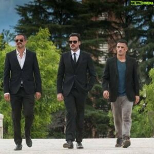 Daniel Grao Instagram - Hace 3 años, los Guerrero y @gigantes llegaban, rodeados de un gran equipo, al @sansebastianfes #66ssiff. Ya puedes ver las 2 temporadas en @movistarplus 

#GigantesLaSerie una producción original Movistar  en colaboración con LAZONA, dirigida por Enrique Urbizu.
