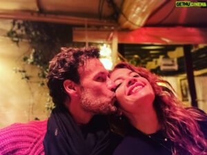 Daniel Grao Instagram - Mira, vamos a salir
de tanto ser tú y ser yo.
Deja tu cuerpo dormido,
deja mi cuerpo a tu lado,
déjalos.
Deja tu nombre y el mío,
deja lo que nos dolió
y vamos a descansar
de nosotros, con nosotros;
vamos a jugar a que éramos
los mismos, pero otros dos.
Ya sin el cuerpo ni el nombre
vamos a probarnos formas,
seres, a ver si vivimos
en otra cosa mejor.
Vamos a probarnos árboles;
dos árboles que aunque tengan
muy apartados los troncos,
se buscarán por arriba,
se encontrarán con sus hojas,
se tocarán con la flor.
Vamos a probarnos olas
que corren una tras otra,
separadas y jugando,
hasta que en la arena tibia
se les acaba el ser dos.
Y si aún te sobra materia
vamos más allá. Podemos
ser dos silencios, tan juntos
que nadie sienta que ese
silencio de alrededor,
es doble, porque dos voces
callándose, lo forjaron
para entenderse mejor.
Y si quieres más probemos
a ser luz,
tú una llama, yo otra llama,
tú una mitad, yo la otra
de esa luz, que para serlo
a los dos nos necesita
y nos contiene a los dos.
Y todavía podemos
huir más allá:
fingirnos que no existimos,
vivir
en un mundo prenatal
en donde estar juntos sea
un inmenso estar perdidos
uno en otro, indivisibles,
como en el mar y en el cielo, antes
que los separara Dios,
Y luego verás qué alegre
es el regreso a nosotros,
el encontrarme contigo,
conmigo, con el dolor,
con tu voz y con mi nombre.
Verás, verás, qué milagro
es mirarnos, es tocarnos,
verás qué revelación
es vernos, volver a vernos
en estos rostros fatales
donde el alma nos vivió.
Por jugar a que dejábamos
de amarnos, ¡qué verdadero
nos va a ser siempre el amor!
¡Qué pareja
nos va a nacer, tan alegre,
tan segura, de este adiós!

Pedro Salinas.