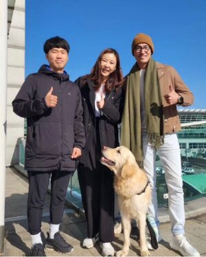 Daniel Henney Instagram - With incredible help from @hyony.kim at Dog Us Planet….we have successfully adopted and re-homed “Sa Chil” from Seoul to America!! I flew back with him from Korea to LA last week:)) He is now “Miso” (smile) and has met his incredible new family @monettemoio and @seanymacd …..Thank you so much to all that made this possible…From being found on the streets…to a new life in the states!! Video of our journey to come soon!  If you’re interested in adopting from Korea pls contact @dog_us_planet or @hsiglobal for details!! #adoptdontshop  도그어스플래닛의 도움으로 사칠이를 리홈 하는데 성공했어요. 사칠이가 지낼 새로운 곳에서의 이름은 미소에요!! 저와 함께 한국에서 비행기를 타고 와서 사칠이의 새로운 엄마 아빠를 만났답니다.

만약, 한국에서 강아지 입양에 관심이 있으시면 도그어스플래닛 @dog_us_planet 으로 연락주시면 아주 잘 도와주실거에요.