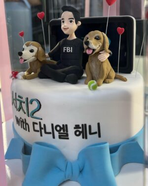 Daniel Henney Instagram - Thank you @sonypictureskr_official for this super cool ‘Missing’ cake.  My pups were happy to be included:). Thanks to everyone for giving @searchingmovie so much love:)). In theaters Feb 22 in Korea😎 감사합니다.
