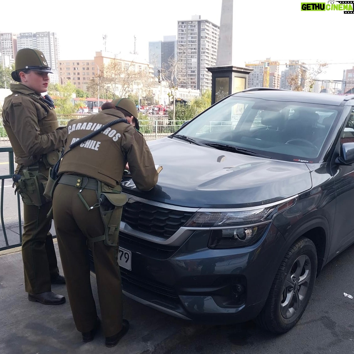 Daniel Jadue - 1.1K Likes - 🚨👮🏻♀️👮🏻El día de ayer acompañamos una fiscalización de Carabineros a vehículos en los alrededores del Mercado Tirso de Molina.
🚫 Varios fueron multados por estar estacionados en veredas y lugares no habilitados. #recoletamuchomejor‼️✨