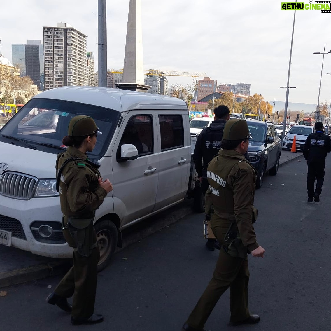 Daniel Jadue - 1.1K Likes - 🚨👮🏻♀️👮🏻El día de ayer acompañamos una fiscalización de Carabineros a vehículos en los alrededores del Mercado Tirso de Molina.
🚫 Varios fueron multados por estar estacionados en veredas y lugares no habilitados. #recoletamuchomejor‼️✨