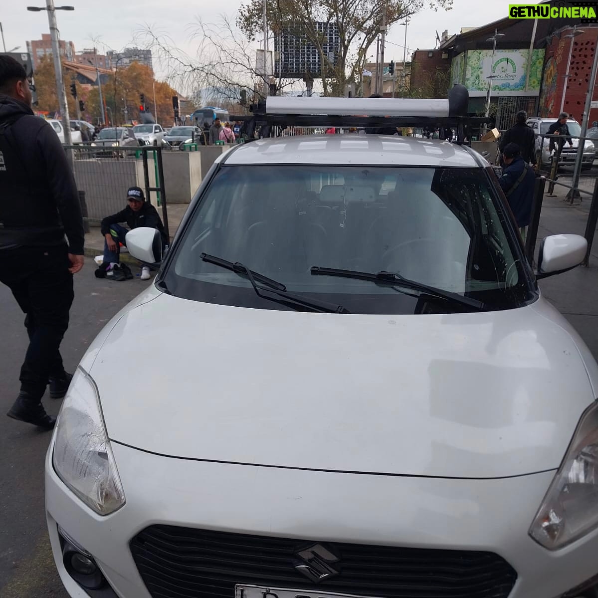 Daniel Jadue - 1.1K Likes - 🚨👮🏻♀️👮🏻El día de ayer acompañamos una fiscalización de Carabineros a vehículos en los alrededores del Mercado Tirso de Molina.
🚫 Varios fueron multados por estar estacionados en veredas y lugares no habilitados. #recoletamuchomejor‼️✨