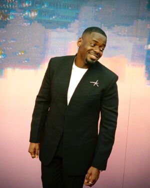 Daniel Kaluuya Instagram - Spiderversin it 

Love to everyone who pulled up to all the screenings and premieres. You guys make this what this is. 

Salute to all the incredible animators who killed it. 

Hope you guys enjoy the movie 

🤘🏿

🕸️

🌍