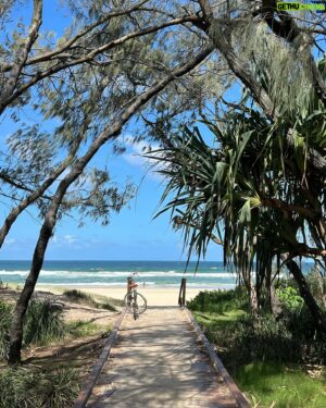 Daniel MacPherson Instagram - 𝟓𝟎 𝐒𝐡𝐚𝐝𝐞𝐬 𝐨𝐟 𝐁𝐞𝐢𝐠𝐞 - 𝐆𝐨𝐥𝐝 𝐂𝐨𝐚𝐬𝐭 𝐄𝐝𝐢𝐭𝐢𝐨𝐧 ☀️😂

A full week of resort chic! How did I not realise this when I was packing? 😂😂

Muted palette aside, Fantastic week with @7horseracing & @magicmillions