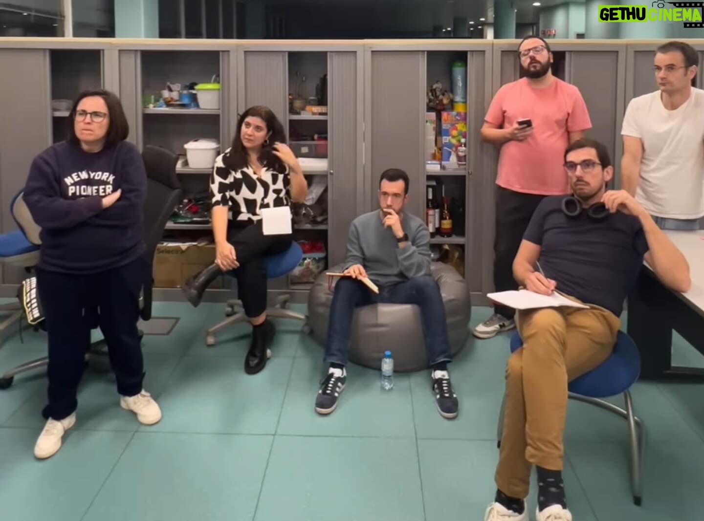 Daniel Oliveira - 6.6K Likes - Termina hoje a maratona de especiais de @istoegozarcomquemtrabalha_sic. Foram três semanas de produção diária e intensiva, em que o Ricardo e toda a equipa voltaram a oferecer um trabalho de excelência, com uma notável capacidade de resposta à atualidade, nalguns casos com os factos a decorrerem em simultâneo com o programa. Com qualidade, criatividade e originalidade, esta gente mostrou mais uma vez porque é que, parecendo tão simples, mais ninguém consegue fazer igual. Hoje a seguir ao Jornal da Noite, na @sicoficial