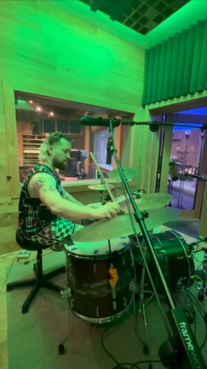 Daniel Platzman Instagram - PLATZ BEATS: Experimenting with plug-ins to create a cinematic sound. Headphones recommended 🎧