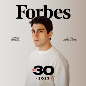 Daniel Rangel Instagram - Que honra fazer parte dessa lista junto com outros jovens talentosos que estão por aí tentando ocupar seu espaço e fazer alguma diferença no mundo!

Há 10 anos atrás eu estava chegando sozinho aqui no Rio com 17 anos, sem conhecer ninguém, sem nunca ter feito teatro, sem contato, sem indicação e sem a menor ideia do que eu iria encontrar! Mas eu sempre tive sonhos, muitos sonhos… Acreditar quando (quase) ninguém acredita é difícil, solitário e desesperador! Esse texto é sobre isso e pra isso, eu recebo muitas mensagens de jovens sonhadores me pedindo algum conselho ou caminho, acho tão difícil responder, até porque eu também estou atrás de conselhos e caminhos. Sou muito feliz e muito grato por tudo que eu já conquistei e tenho total consciência do lugar de privilégio que eu ocupo, mas também estou na busca. Então o que eu posso fazer é contar um pouco da minha história e tentar incentivar as pessoas a continuarem motivadas, sonhando e acreditando, mesmo que tudo pareça distante e impossível! 

Que 2024 seja um ano incrível pra gente ❤️✨
