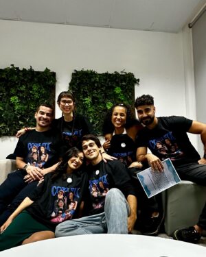 Daniel Rangel Instagram - Foi daqui que pediram foto do core six? Amamos as camisetas e as cartinhas que vocês mandaram, muito obrigado ❤️ #FamíliaÉTudo

Squad Gupita (Lari, Carol e Ju)
Squad Lupiter
Gumila squad
Chicômeda’s Capsquad e Acervo Chicômeda.