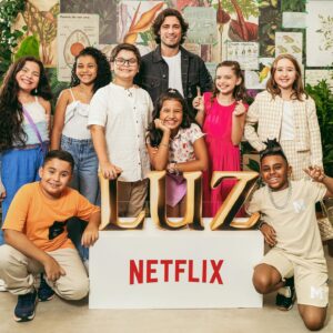 Daniel Rocha Instagram - Na sexta-feira, Luz ficou em primeiro lugar no Top 10 do catálogo kids e em alguns do catálogo adulto da dona Netflix na Argentina, Chile, Áustria, Bélgica, Colômbia, França, Alemanha, México, Romênia, Portugal, Espanha e Suíça! Uau! Passaporte do Marcos carimbado em 12 países! Olha onde chegamos, hein, Luz? Estamos recebendo mensagens de carinho de todos vocês! E críticas lindas sobre a série! Da sensibilidade da história, da importância dos temas, das atuações e da emoção que queremos passar para todas as crianças, jovens e para todas as famílias! Tudo foi feito com muito carinho! E muita magia! A todos, o nosso muito obrigado! @florestaprod @throit @umroteirista