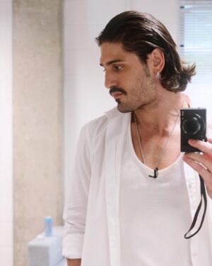 Daniel Rocha Instagram - “QueHistoriaÉEssaPorchat? 
Hoje, 21h45 no @gnt, você assiste as histórias que contei para @fabioporchat, na nova temporada do programa. Dividi o palco com as lindas @cacauprotasiooficial e @gabimedvedovsky !!