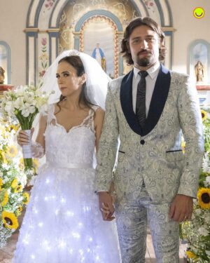 Daniel Rocha Instagram - #TERRAEPAIXÃO 📺  Lá vem a noiva! 💐 Anely vai mesmo se casar com Natercinho. Tudo por interesse, claro, já que o cara tem muita grana. Decidida, a irmã de Lucinda vai surpreender seus convidados com um vestido todo iluminado e será conduzida até o altar pelo sobrinho Cristian. 🥰 Será que Luigi irá aceitar perder sua amada tão facilmente?

[📸: Globo/Fábio Rocha]