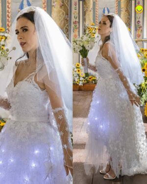 Daniel Rocha Instagram - #TERRAEPAIXÃO 📺  Lá vem a noiva! 💐 Anely vai mesmo se casar com Natercinho. Tudo por interesse, claro, já que o cara tem muita grana. Decidida, a irmã de Lucinda vai surpreender seus convidados com um vestido todo iluminado e será conduzida até o altar pelo sobrinho Cristian. 🥰 Será que Luigi irá aceitar perder sua amada tão facilmente?

[📸: Globo/Fábio Rocha]