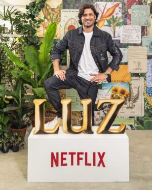 Daniel Rocha Instagram - Um pouco desse dia mais que especial…de reencontros, muita emoção e ansiedade para o lançamento desse projeto que é um sonho de todos desse elenco incrível. ✨⭐️

LUZ estreia dia 7 de fevereiro na @netflixbrasil
