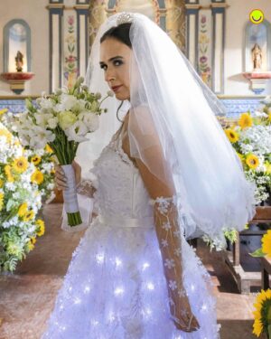 Daniel Rocha Instagram - #TERRAEPAIXÃO 📺  Lá vem a noiva! 💐 Anely vai mesmo se casar com Natercinho. Tudo por interesse, claro, já que o cara tem muita grana. Decidida, a irmã de Lucinda vai surpreender seus convidados com um vestido todo iluminado e será conduzida até o altar pelo sobrinho Cristian. 🥰 Será que Luigi irá aceitar perder sua amada tão facilmente?

[📸: Globo/Fábio Rocha]