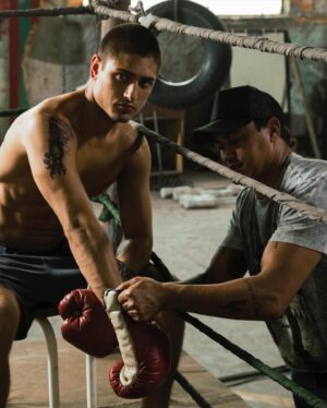 Daniel Rocha Instagram - Vocês sabem que o Popó é uma lenda. Tetracampeão mundial de boxe e supercampeão mundial unificado. É reconhecido internacionalmente como “Estrela do Nocaute” pela sequência de 29 vitórias por nocaute consecutivas — uma das mais longas na história do boxe. Foi uma das maiores honras da minha carreira, ser o Popó nas telas. Dirigido pelos cineastas  Sérgio Machado, Walter Salles e Aly Muritiba, te convido para maratonar “Irmãos Freitas”, disponível no Prime e no Max! @primevideobr @streammaxbr @s.rmachado @alymuritiba @popofreitas