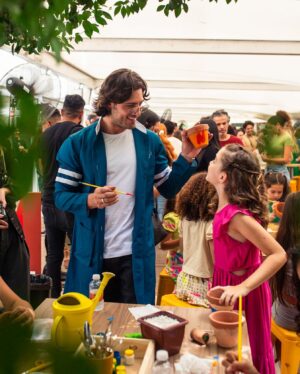 Daniel Rocha Instagram - Um pouco desse dia mais que especial…de reencontros, muita emoção e ansiedade para o lançamento desse projeto que é um sonho de todos desse elenco incrível. ✨⭐️

LUZ estreia dia 7 de fevereiro na @netflixbrasil