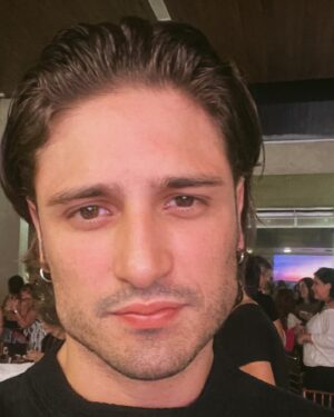 Daniel Rocha Instagram - Já dizia Espinosa: “A vida é feita de bons encontros que elevam a nossa potência de viver.”

E essa novela me deu de presente grandes encontros e reencontros. Porque a vida é feita de bons encontros. E tive encontros com artistas incríveis e admiráveis.
@walcyrcarrasco 
@thelmaguedes 
@luizhrios 
@joanaclark 
@felipeherzog 
@tatawerneck 
@rainercadete