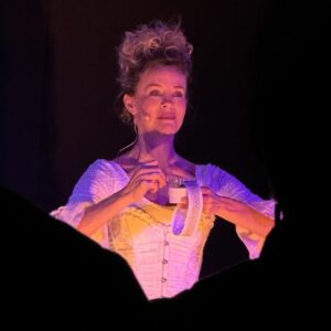 Daniela Galli Instagram - #TBT recente da temporada de “The Other Mozart” em Nova York, em janeiro. Foi lá que me apresentei com esse monólogo pela primeira vez em 2016. Repeti a dose em 2017, e depois outros trabalhos se seguiram. Anos mais tarde, supresa: convite para um tour por cidades americanas. Nessas andanças, tive a oportunidade de conhecer teatros majestosos, maravilhosos. Platéias de 400, 800, 1000, 1300 pessoas compartilhando comigo essa experiência única e efêmera. Sempre há eco. Aprendizado mútuo. Troca. E nessas dimensões, reverbera com uma força imensa.
Mas em janeiro, voltei a um teatro pequeno, de apenas 40 lugares. E eles se preencheram todas a noites com pessoas generosas, atentas e ávidas por estarem ali. Pude ver cada rosto, ouvir cada suspiro e sentir a presença especial de cada um. E isso, minha gente, reverbera também com uma força imensa. Sou grata à @sylvia.milo, por compartilhar sua criação comigo; aos parceiros @nathandavis_composer , @heythereitskodi e @kellietaylornyc , brilhantes no que fazem e ainda maiores em quem são; à @oriettacrispino por nos receber em seu @theaterlab . Agradeço aos amigos que encheram meu coração de alegria e à todos que lá estiveram. Seguimos.