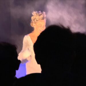 Daniela Galli Instagram - #TBT recente da temporada de “The Other Mozart” em Nova York, em janeiro. Foi lá que me apresentei com esse monólogo pela primeira vez em 2016. Repeti a dose em 2017, e depois outros trabalhos se seguiram. Anos mais tarde, supresa: convite para um tour por cidades americanas. Nessas andanças, tive a oportunidade de conhecer teatros majestosos, maravilhosos. Platéias de 400, 800, 1000, 1300 pessoas compartilhando comigo essa experiência única e efêmera. Sempre há eco. Aprendizado mútuo. Troca. E nessas dimensões, reverbera com uma força imensa.
Mas em janeiro, voltei a um teatro pequeno, de apenas 40 lugares. E eles se preencheram todas a noites com pessoas generosas, atentas e ávidas por estarem ali. Pude ver cada rosto, ouvir cada suspiro e sentir a presença especial de cada um. E isso, minha gente, reverbera também com uma força imensa. Sou grata à @sylvia.milo, por compartilhar sua criação comigo; aos parceiros @nathandavis_composer , @heythereitskodi e @kellietaylornyc , brilhantes no que fazem e ainda maiores em quem são; à @oriettacrispino por nos receber em seu @theaterlab . Agradeço aos amigos que encheram meu coração de alegria e à todos que lá estiveram. Seguimos.