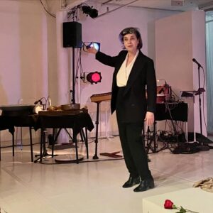 Daniela Galli Instagram - #TBT recente da temporada de “The Other Mozart” em Nova York, em janeiro. Foi lá que me apresentei com esse monólogo pela primeira vez em 2016. Repeti a dose em 2017, e depois outros trabalhos se seguiram. Anos mais tarde, supresa: convite para um tour por cidades americanas. Nessas andanças, tive a oportunidade de conhecer teatros majestosos, maravilhosos. Platéias de 400, 800, 1000, 1300 pessoas compartilhando comigo essa experiência única e efêmera. Sempre há eco. Aprendizado mútuo. Troca. E nessas dimensões, reverbera com uma força imensa.
Mas em janeiro, voltei a um teatro pequeno, de apenas 40 lugares. E eles se preencheram todas a noites com pessoas generosas, atentas e ávidas por estarem ali. Pude ver cada rosto, ouvir cada suspiro e sentir a presença especial de cada um. E isso, minha gente, reverbera também com uma força imensa. Sou grata à @sylvia.milo, por compartilhar sua criação comigo; aos parceiros @nathandavis_composer , @heythereitskodi e @kellietaylornyc , brilhantes no que fazem e ainda maiores em quem são; à @oriettacrispino por nos receber em seu @theaterlab . Agradeço aos amigos que encheram meu coração de alegria e à todos que lá estiveram. Seguimos.