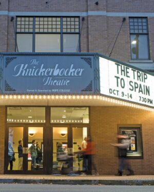 Daniela Galli Instagram - E lá vamos nós pros EUA de novo: eu e Nannerl. Dessa vez, pra apresentar “The Other Mozart” no histórico “Knickerbocker Theatre” em Michigan. Tá bonita essa estrada que conecta tempos... e traz luz pra histórias esquecidas, escondidas.
.
Nannerl and I hit the road again… this time to perform “The Other Mozart” at the historical “Knickerbocker Theatre” in Michigan. It’s been a beautiful path of connecting times and bringing light to this forgotten story.
.
📷 @pedrojardimdemattos