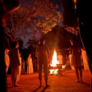 Daniela Galli Instagram - Festa é jeito bonito de rezar o mundo.
Sempre que tô na área, participo desse São João só pra estar ao redor da fogueira. É algo tão bonito que parece oração.
Gosto de rituais. Nos aproximam dos sentidos… nos fazem pausar pra velar e celebrar aquilo que escolhemos e, às vezes, aquilo que nem se sabe.
Nessa noite, mesmo com os pés na terra e encantada com o fogo, não conseguia tirar os olhos do céu.
Na manhã seguinte recebi uma mensagem e entendi: uma grande amiga havia terminado seu ciclo por aqui durante a noite. Voou. Os tambores soaram, cantei e dancei junto à fogueira, venerei o céu pensando que era pra São João… mas foi tudo pra ela.