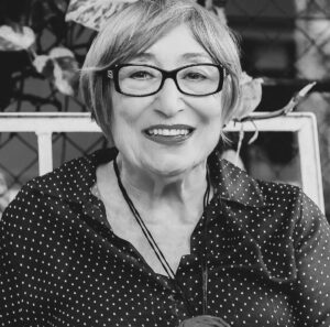 Daniela Galli Instagram - Semeadora de sonhos, com olhar atento e mangas arregaçadas pra tudo o que pudesse ser mágico. Guerreira incansável da arte e da cultura. Uma mulher excepcional e inspiradora que marcou minha vida (e a de tantos outros) profundamente. Minha eterna e amada ‘tia’ Léa, você vive em cada fagulha artística manifestada em mim e no meu grato coração. Sempre.
.
Meus sentimentos e abraço carinhoso @larazig e @evandrozig
