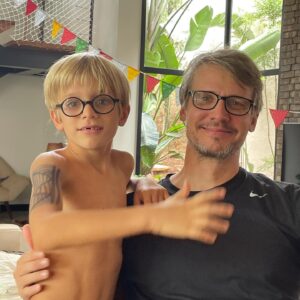Daniela Galli Instagram - Cada um deles merecia uma homenagem individual. Cada um deles é um universo único antes de ser parceiro, pai, filho e tal. Mas ambos são meus amores e seus aniversários se separam por apenas 1h01m de diferença. São de abril. Gabriel nasceu no dia 8 - doce, vibrante, curioso e teimoso. Yuri é do dia 7- generoso, sábio, genuíno e teimoso. Meninos lindos, lindos… do signo de Áries. Cruzei as pernas por 61 minutos pra que cada um tivesse seu próprio dia, mas - no fim das contas - acabam comemorando sempre juntos… e é tanta e bela vida, que não sobra tempo pra postar em tempo. E o que escrevo aqui eles talvez nem vejam. Nenhum deles tem instagram. Um por escolha. O outro por desconhecimento (tá mais ocupado com o jardim, com a bola, com a construção de mundos imaginários de lego). Mas ambos - e cada um deles - sabem, porque ecoa da minha boca e dos meus atos diários, que são meus amores… e que a vida nesse planeta é mais doce, vibrante, generosa, sábia, genuína e  arianamente teimosa, com a sua existência. Os meus desejos tecem caminhos floridos e luminosos pra ambos. E pra cada um deles.