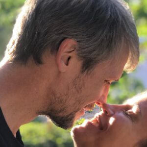 Daniela Galli Instagram - Cada um deles merecia uma homenagem individual. Cada um deles é um universo único antes de ser parceiro, pai, filho e tal. Mas ambos são meus amores e seus aniversários se separam por apenas 1h01m de diferença. São de abril. Gabriel nasceu no dia 8 - doce, vibrante, curioso e teimoso. Yuri é do dia 7- generoso, sábio, genuíno e teimoso. Meninos lindos, lindos… do signo de Áries. Cruzei as pernas por 61 minutos pra que cada um tivesse seu próprio dia, mas - no fim das contas - acabam comemorando sempre juntos… e é tanta e bela vida, que não sobra tempo pra postar em tempo. E o que escrevo aqui eles talvez nem vejam. Nenhum deles tem instagram. Um por escolha. O outro por desconhecimento (tá mais ocupado com o jardim, com a bola, com a construção de mundos imaginários de lego). Mas ambos - e cada um deles - sabem, porque ecoa da minha boca e dos meus atos diários, que são meus amores… e que a vida nesse planeta é mais doce, vibrante, generosa, sábia, genuína e  arianamente teimosa, com a sua existência. Os meus desejos tecem caminhos floridos e luminosos pra ambos. E pra cada um deles.