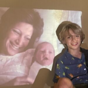 Daniela Galli Instagram - Meu filho com a avó e com a mini mãe dele. Visitando essas imagens, o caminho parece tão longo e tão curto ao mesmo tempo. Ser mãe e ser filha são duas das estradas mais incríveis e desafiadoras dessa vida. Obrigada, meus amores!!
Um salve a todas as mães por aí! Um salve a todas as pessoas que cuidam!