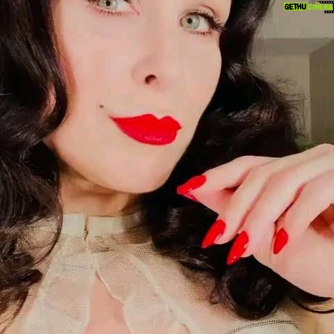 Danielle Bisutti - 0.9K Likes - Portraits over the last few years. Thank you @serranostudiosla for this!
Happy new year!
#instagood #reels #recap #daniellebisutti #MACcosmetics #RubyWoo
