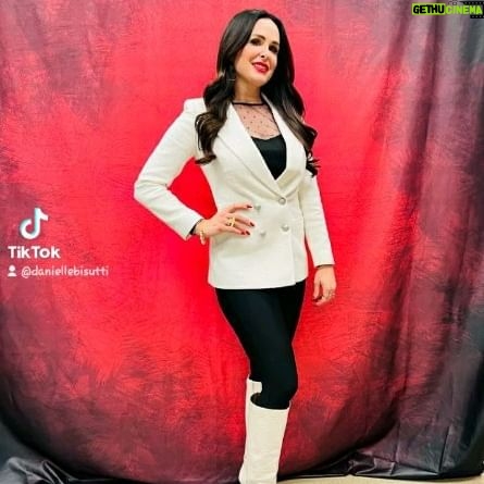 Danielle Bisutti - 875 Likes - What does it mean to be a “Friend Till the End Chucky-Style?” A picture is worth a thousand words.
Hanging out with my Chucky cast family is as delightful as a butcher knife in my eye. 🔪👁️🩸 #BarbLives
#KingsofHorror #Chucky #sanantonio #texas #daniellebisutti #autograph #celebrity #freyafriday
💄 💋 @maccosmetics #rubywoo
🧥 👢 @express
🦅 💍 @billhallman_designer