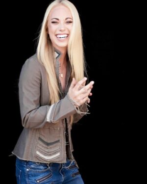 Danielle C. Ryan Instagram - I just read the secret to Health and Happiness is being able to laugh at yourself. 

ℙ𝕚𝕖𝕔𝕖 𝕠𝕗 𝕔𝕒𝕜𝕖!