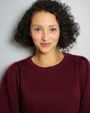 Danielle Vega Instagram - :: Happy Monday Folks! My Goals this week are to Stay Positive, Maintain My Health and to finish out this last work week before the holidays Strong! Focus Danielle-San. 🤭 What are your goals for the week? 😊❤
•
•
•
•
•
•
•
•
•
•
#DanielleVega #Actress #Selftape #CurlyHair #BobCut #Hi #HappyMonday