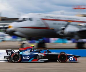 Daniil Kvyat Instagram - Good feeling in my first Formula E test! Got up to speed pretty fast and learning a lot with each lap… Hasta la vista 🤠😄 

 Thanks to @nio333formulae for a smooth ride 💪🏼
