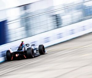 Daniil Kvyat Instagram - Good feeling in my first Formula E test! Got up to speed pretty fast and learning a lot with each lap… Hasta la vista 🤠😄 

 Thanks to @nio333formulae for a smooth ride 💪🏼
