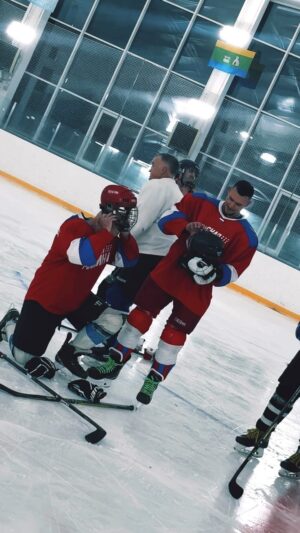 Daniil Prytkov Instagram - Сегодня невероятное событие для меня и в большинстве для моего папы, мы поиграли в хоккей.
Впервые спустя 20 лет. Я впервые надел форму и по-настоящему играл. Да, не умею, да, не серьезно, и главное, что это большая радость для моего отца и меня.
Спасибо всем, кто сделал этот момент. Спасибо, Папа!
Я люблю Тебя! И вся моя любовь к жизни, к спорту и хорошим делам, благодаря папе.
Всем спорт 🏒🤍