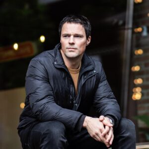 Danila Kozlovsky Instagram - Несколько дней назад закончился наш тур по городам Германии и Австрии. 
Берлин-Франкфурт-Дюссельдорф-Мюнхен-Вена. 
Потрясающий, душевный, чуткий зритель. Спасибо Вам за общие эмоции, за сильные и содержательные минуты тишины, за ваш смех, за пение хором, как на стадионе. Это было абсолютно прекрасно! Спасибо режиссеру @savva_saveliev Савве Савельеву и всей моей команде, организаторам этого тура @evennta_concert. @kartina.tv. Вы крутые и работать с Вами чистая радость. 

Ну а FRANK едет дальше и уже 21 го мая Амстердам, 24 го Эстепона, 26 го мая Барселона, 28 го мая Женева, 1 июня Цюрих, 4 июня Ереван, 10 го Астана, 12 го Алма Аты, 14 и 15 го июня Тбилиси, 18 го июня Ташкент. Билеты по ссылке в моем профиле. До скорой встречи! Я Вас очень жду🖤 P.S. за фото отдельная благодарность @olja_shaposhnikowa.