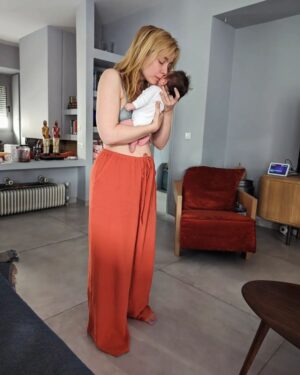 Danny Giannakopoulou Instagram - Ένα φιλάκι είναι λίγο πολύ λίγο.
.
.
#newmama #40daysold #newborn #babygirl