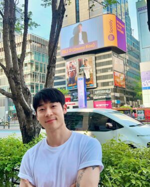 Danny Koo Instagram - This is SO cool. Thank you @spotifykr and @warnermusickorea 🙈💚
 
Catch me at Gangnam station until the 19th!

@warnermusic_kpop
@warnerclassicskorea