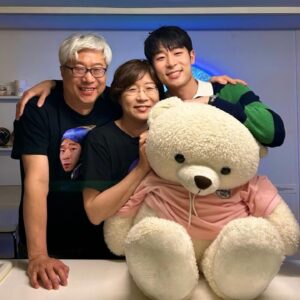Danny Koo Instagram - An unforgettable experience!!! ❤️
#나혼자산다 #생일축하해엄마아빠
