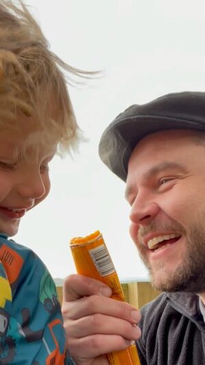 Danny Miller Instagram - I was going to edit it down to make a reel but it’s 1:46 of pure laughter I wanted to share 😂

Dad and Lads day out! Freezing cold but insisted on sharing an “nice (ice) lolly with Daddy” after walking “Kenny the dog” and “throwing dikks (😳) in ribber” 

Dads Life is the best thing that’s ever happened to me 🥹🥹

#dad #dadlife #son