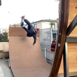 Danny Way Instagram - @navs5000 wasn’t joking when he said next week was gunna be the biggest Wednesday yet !! @_no_name_jake @lander71 and Navs Built the craziest ramp in his driveway just off the boardwalk 😂, this sesh was so heated today, so many guys going nuts ripping 🤘 . @lefthesh #weskremer @starheadbody @dc24sk8mafia 📹