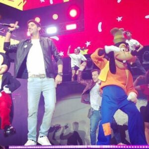 Dany Martins Instagram - Esos momentos donde todo es diversión arriba del escenario! Al término del show de @soyluna_la le festejamos el cumple a @mickeymouse_la en el @lunaparkstadium Muy agradecido de haber sido el conductor de la gran FIESTA!!! #felizcumplemickey #disney #soyluna cc GRACIAS @martinaditrento_oficial @gbay_oficial y @gshockargentina por estar siempre en los momentos importantes!!! 👏👏👏